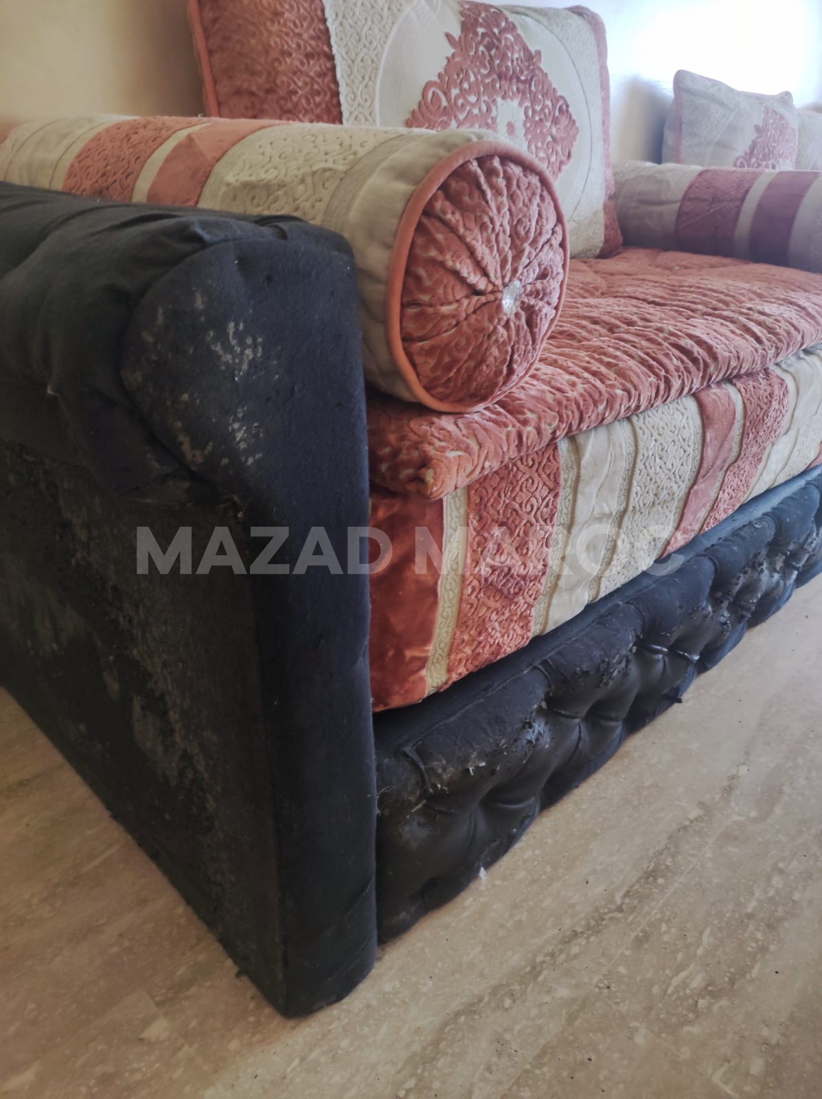 Salon marocain avec 2 tables et un meuble de rangement